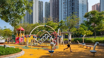 在中央草坪附近的儿童游乐场内，设有多种游戏设施。
